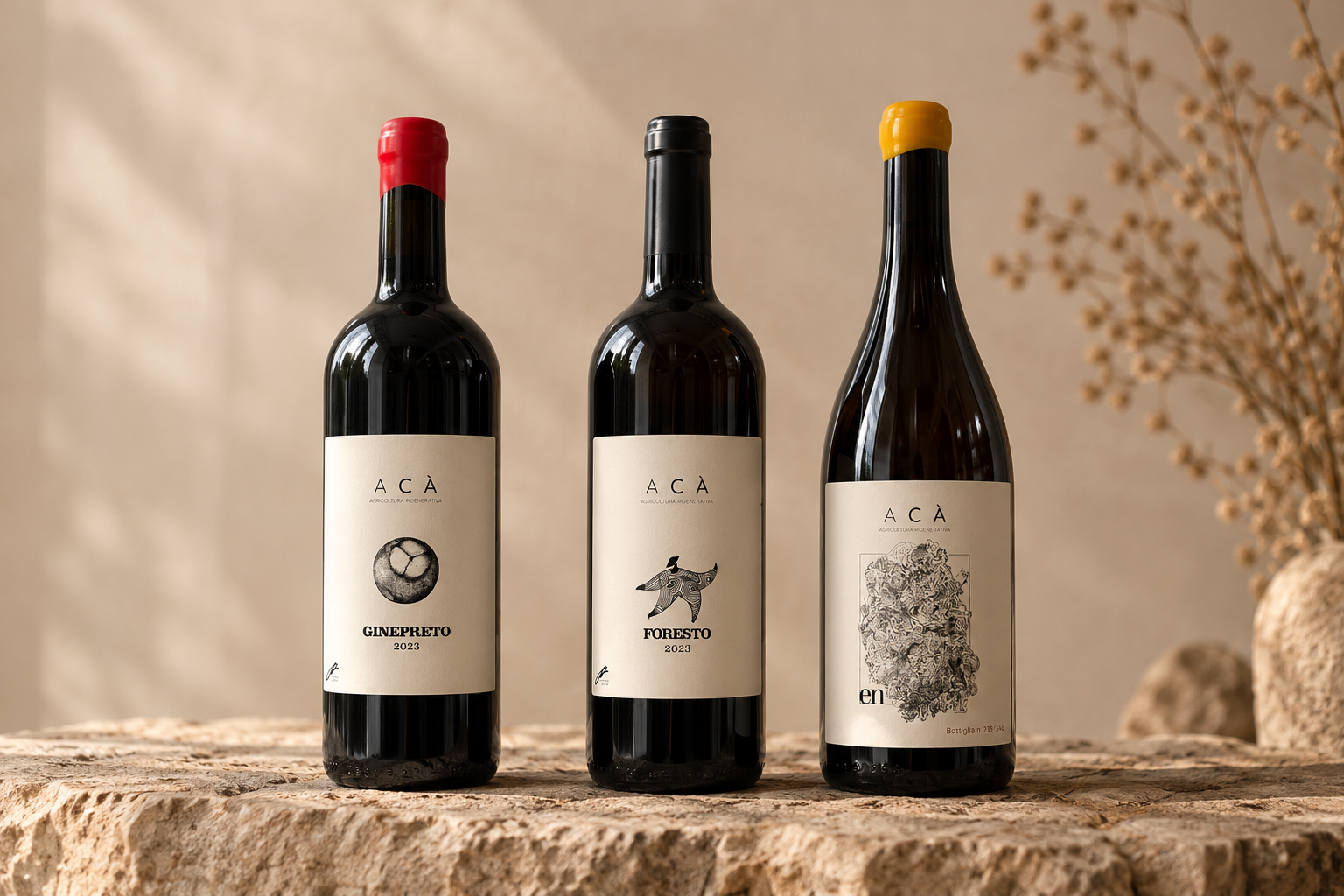 Bottiglie di vino ACÀ Foresto su un espositore in legno recuperato
